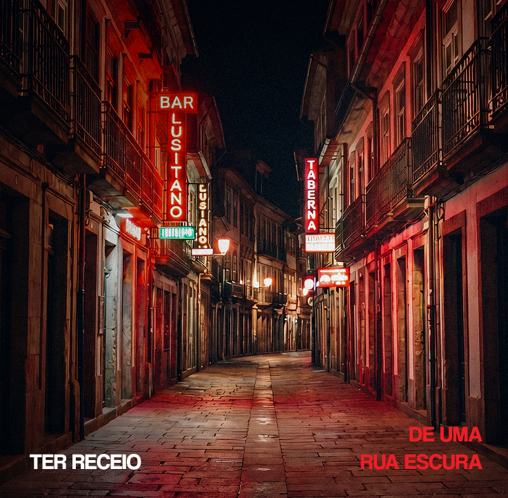 Rua estreita e escura à noite, iluminada por reclames de néon: ter receio de uma rua escura.