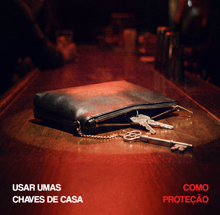 Carteira e molho de chaves em cima de um balcão: usar umas chaves de casa como proteção.